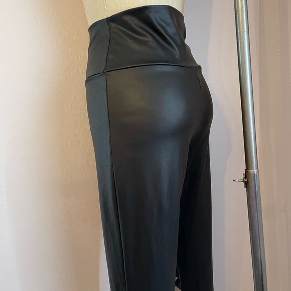 Black cut-out knee leggings - Picture 6 of 8